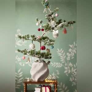 Anthropologie LENNON TEXTURED PLANTER
Style No.  4554G810AA Cream
Size: XL